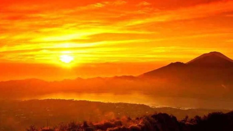 Melawan Lelah Demi Pemandangan Langit: 5 Gunung dengan Sunrise Terbaik